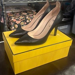 Fendi Black Pumps with Ribbed Detail on Heel and Gold logo